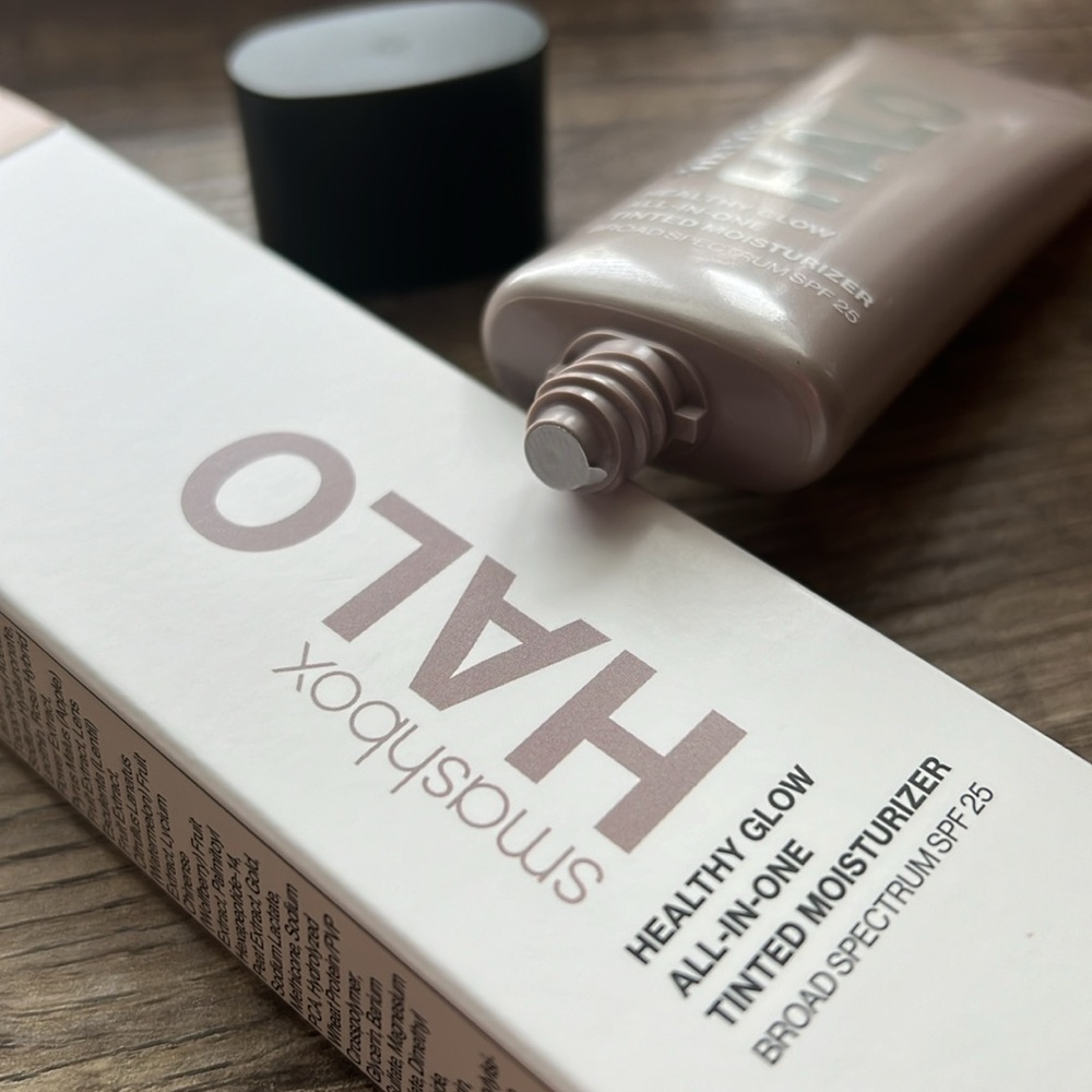 Smashbox • Halo Healthy Glow Tinted Moisturizer - Picture 8 of 9